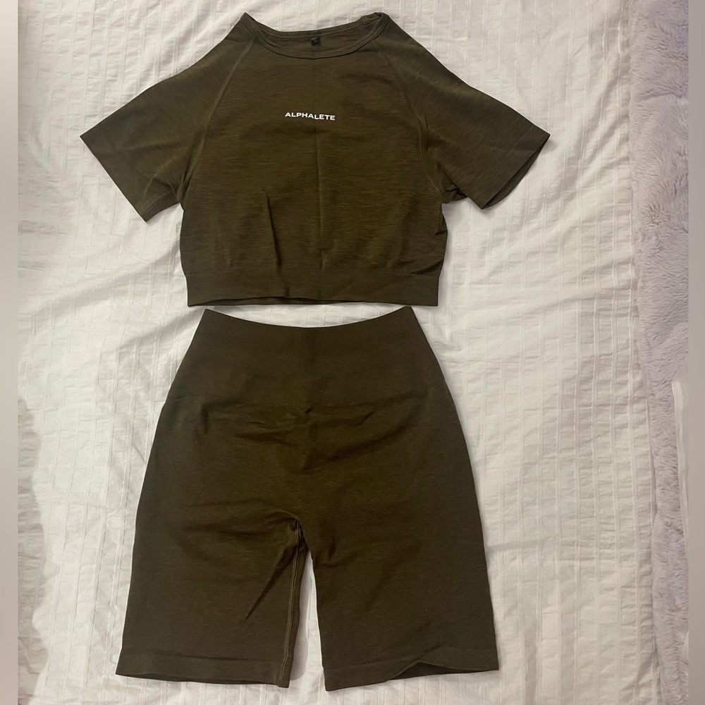 Alphalete Amplify Set in Canteen